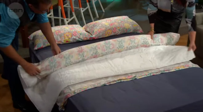 The incredible trick to change the bed cover just in one minute !