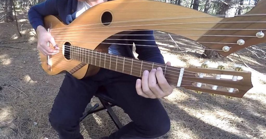 L’homme joue ‘Sound of Silence’ sur une guitare de 18 cordes – Préparez-vous pour un moment magique