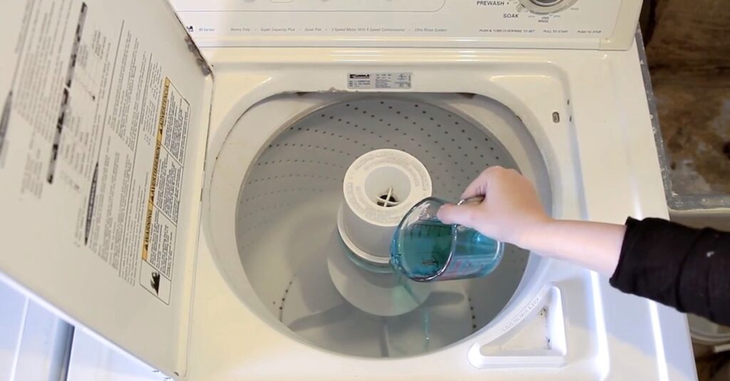 Elle verse du rince-bouche dans sa machine à laver ! Regardez ce qui arrive …