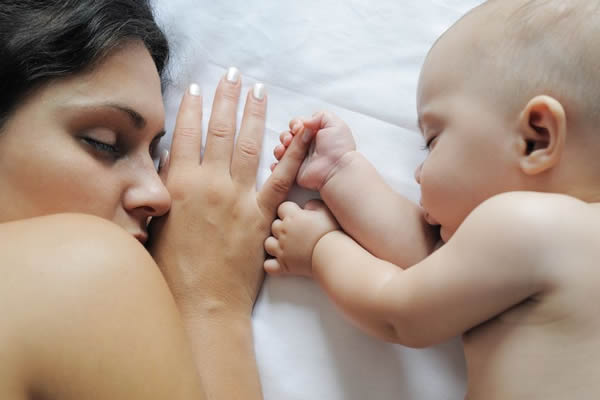 C’est officiel : Les bébés doivent dormir avec leur mère jusqu’à l’âge de 3 ans