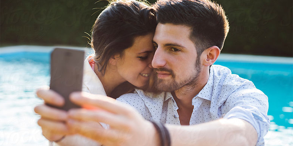 Les personnes qui affichent leurs vies amoureuses sur Facebook ont des problèmes psychologiques