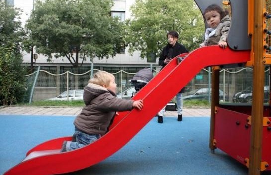 Savez-vous pourquoi les enfants montent le toboggan à l’envers ?